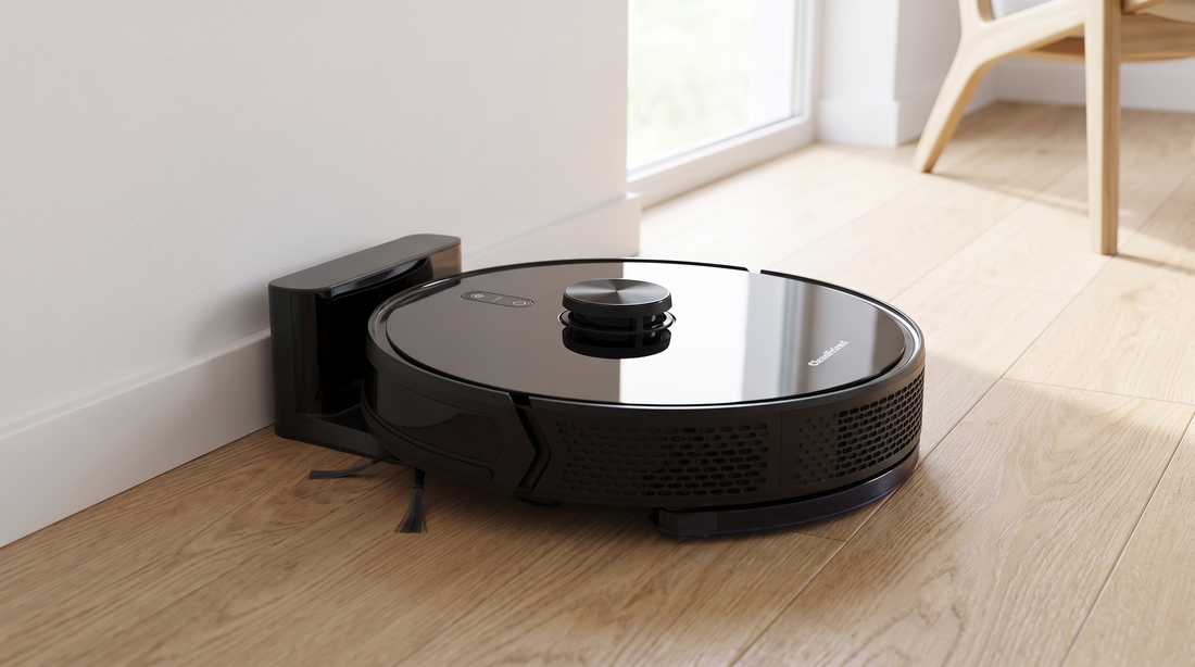 CleanFriend 360 Ultra robotstøvsuger i ladestation langs væg i stue
